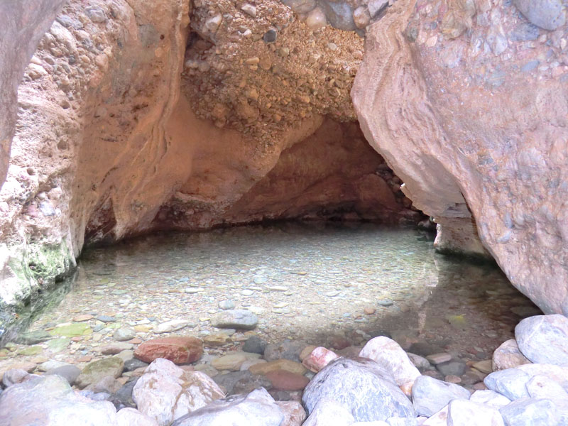 une piscine au fond de la grotte